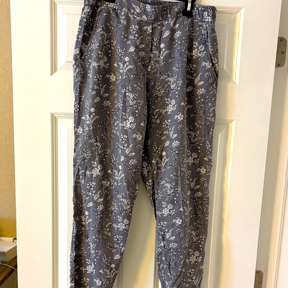 GAP Gray Floral Pants, Size‎ Medium